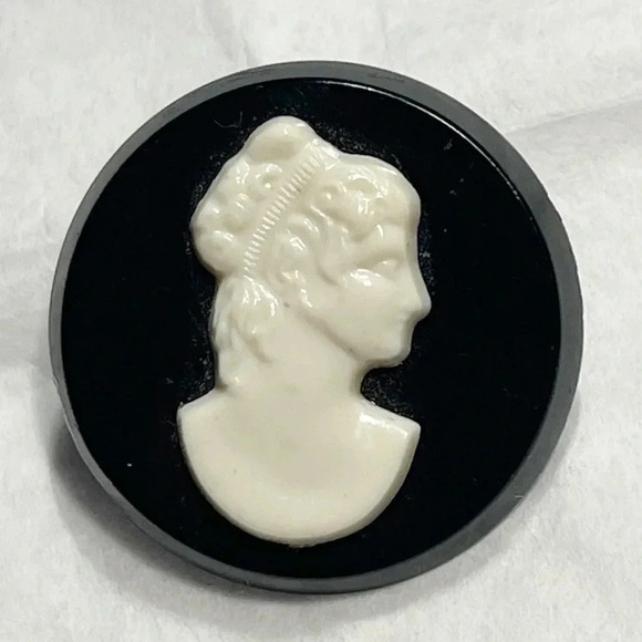 Vintage black and white cameo brooch, plastic, round midcentury, 1950s-60s - Picture 1 of 2